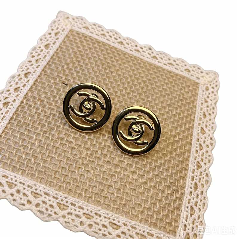 round CC earring stud