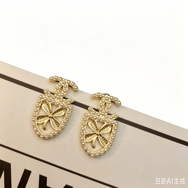 CC pearl clover earring stud