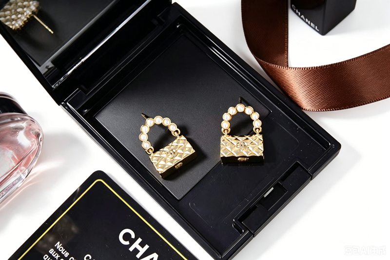 CC bag earring stud