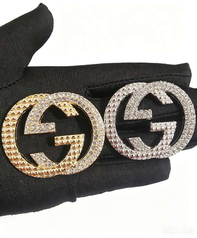 GG brooch